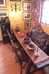 a dining room with a wooden table and chairs at Casa Wenche in Santa Cruz La Laguna