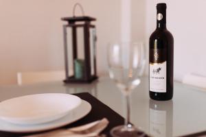 uma garrafa de vinho e um copo sobre uma mesa em Comfy & Relaxing Apartment em Tessalônica