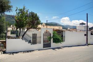 Gallery image of Traditional Cretan Country House (9klm from Elafonissi) in Plokamianá