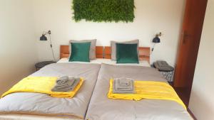 Posteľ alebo postele v izbe v ubytovaní Apartment Greenhouse + 36 fotografií