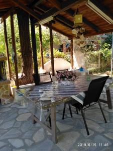 une table et des chaises installées sous un pavillon dans l'établissement Sevi Platamon Home, à Platamonas