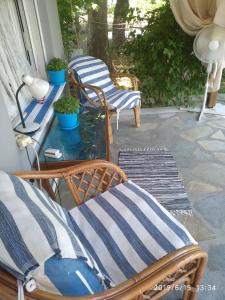 2 Stühle und ein Tisch auf der Terrasse in der Unterkunft Sevi Platamon Home in Platamonas