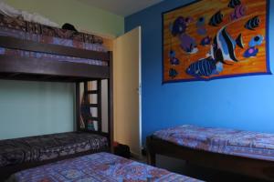 Двухъярусная кровать или двухъярусные кровати в номере Apto praia Martim de Sá