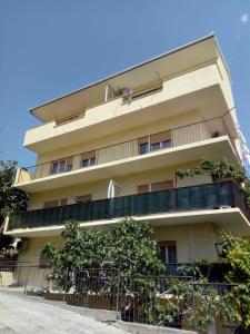 un edificio con balcones y árboles delante de él en Luka en Split