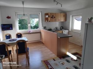 Η κουζίνα ή μικρή κουζίνα στο Ferienwohnung Allgäuglück +3 φωτογραφίες