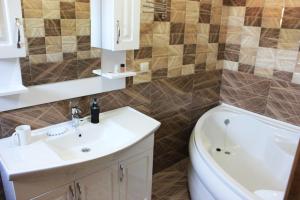 Kylpyhuone majoituspaikassa Mimoza Apartments
