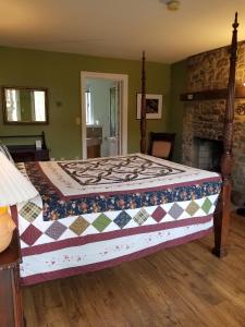 Un pat sau paturi într-o cameră la Hawk Mountain Bed & Breakfast
