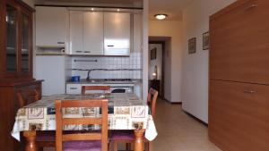a kitchen with a table with chairs and a stove at Maison Cisanello in Pisa