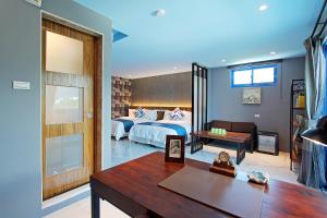 大漢村的住宿－白色地中海，一间卧室配有一张床和一张书桌