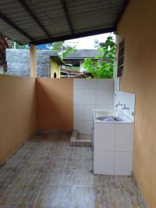 La salle de bains est pourvue d'un lavabo et d'un comptoir. dans l'établissement Casa praias de São Gonçalo em Paraty RJ, à Parati