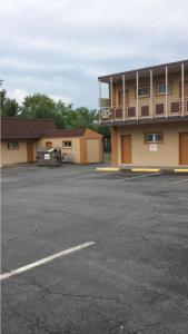 un aparcamiento vacío frente a un edificio en Hallmark Motel, en Cinnaminson