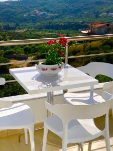 Een balkon of terras bij Aphrodite Garden Rooms & Apartment