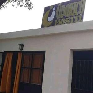 un edificio blanco con un cartel encima en Hostel Odorico en San José