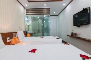Postel nebo postele na pokoji v ubytování Hanoi Bel Ami Hotel