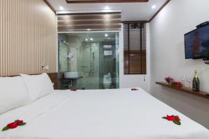 Postel nebo postele na pokoji v ubytování Hanoi Bel Ami Hotel
