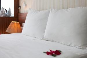 Postel nebo postele na pokoji v ubytování Hanoi Bel Ami Hotel