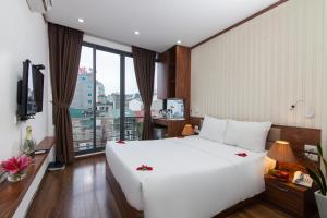 Postel nebo postele na pokoji v ubytování Hanoi Bel Ami Hotel