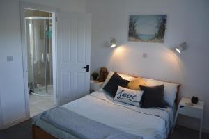 Ein Bett oder Betten in einem Zimmer der Unterkunft Ballyginny Cottage