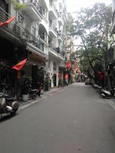 eine leere Straße in einer Stadt mit Gebäuden in der Unterkunft The Pilgrim Hotel in Hanoi