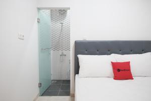 Postel nebo postele na pokoji v ubytování RedDoorz near Taman Palem