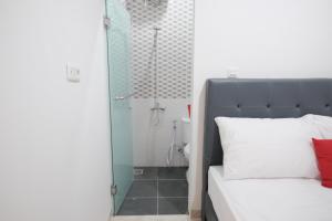 A bathroom at RedDoorz near Taman Palem