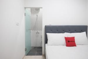 Postel nebo postele na pokoji v ubytování RedDoorz near Taman Palem