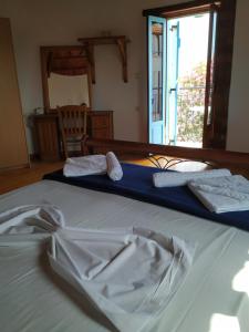 A bed or beds in a room at Pardalakis Studios
