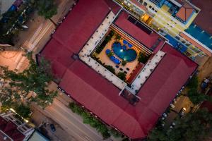 una vista aérea de una piscina con corazón en Angkor Holiday Hotel, en Siem Reap