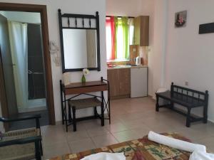 A kitchen or kitchenette at Pardalakis Studios