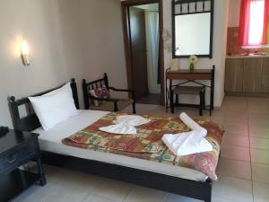 A bed or beds in a room at Pardalakis Studios