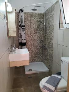 A bathroom at Pardalakis Studios