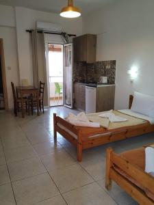 A bed or beds in a room at Pardalakis Studios