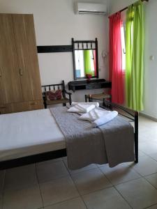A bed or beds in a room at Pardalakis Studios