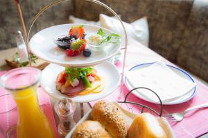 einen Tisch mit zwei Teller Essen auf einem Tisch in der Unterkunft B&B Wienerhof in Trins