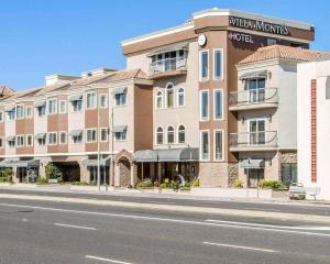 un hotel al lado de una calle en Villa Montes Hotel, en San Bruno