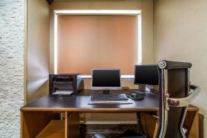 Comfort Inn & Suites Fairborn near Wright Patterson AFB的电视和/或娱乐中心