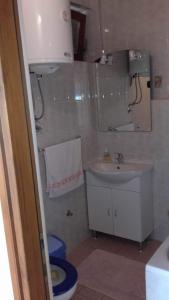 A bathroom at Apartman Larus