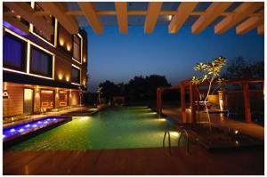 Ramada by Wyndham Varanasi Katesar内部或周边的泳池