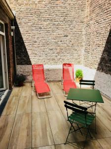 3 Stühle und ein Tisch auf einer Terrasse in der Unterkunft Lyves Two in Lüttich