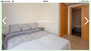 een slaapkamer met een groot bed in een kamer bij Estepona port in Estepona