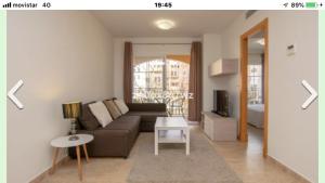 een woonkamer met een bank en een tafel bij Estepona port in Estepona