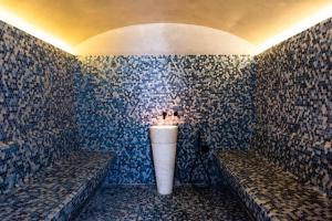 a room with two benches and a vase on the wall at Balos Beach in Kissamos