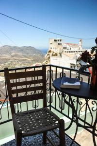 un tavolo e una sedia sul balcone con vista di Traditional Karpathian house a Karpathos