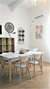 a dining room with a white table and chairs at Casa Panco in Syracuse