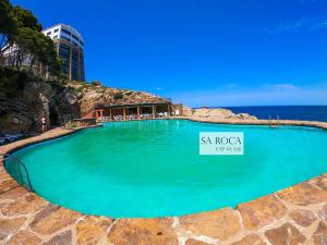 - une piscine avec l'océan en arrière-plan dans l'établissement Cap Sa Sal - Sa Roca 2, à Begur