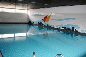 สระว่ายน้ำที่อยู่ใกล้ ๆ หรือใน Frische Brise 12.02.