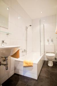 y baño con lavabo, bañera y aseo. en Appartement Hohe Tauern & Großvenediger, en Mittersill