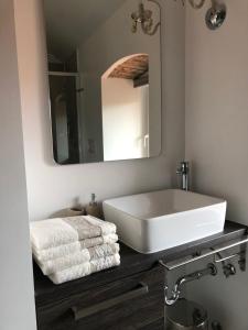 y baño con lavabo blanco y espejo. en Nona Beta, en Mali Lošinj