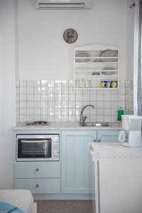 Küche/Küchenzeile in der Unterkunft Paroscarmel studio-apartment