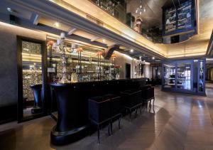 a bar with black stools in a restaurant at Hotel Palazzo Barbarigo Sul Canal Grande in Venice
